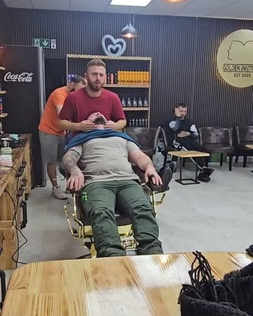 Innenansicht: Stühle, Tische und Pflegeprodukte im Regal