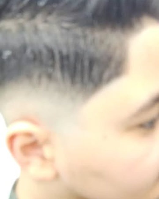 Kind mit frischem Fade, Kontur über dem Ohr